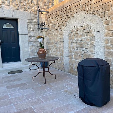 Studio Nimes Luaran gambar