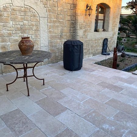 Studio Nimes Luaran gambar
